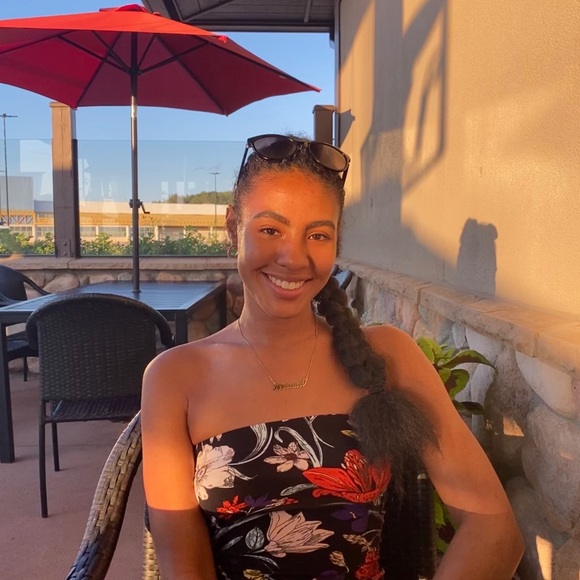 Meet your Posher, Ariana - Picture 1 of 1